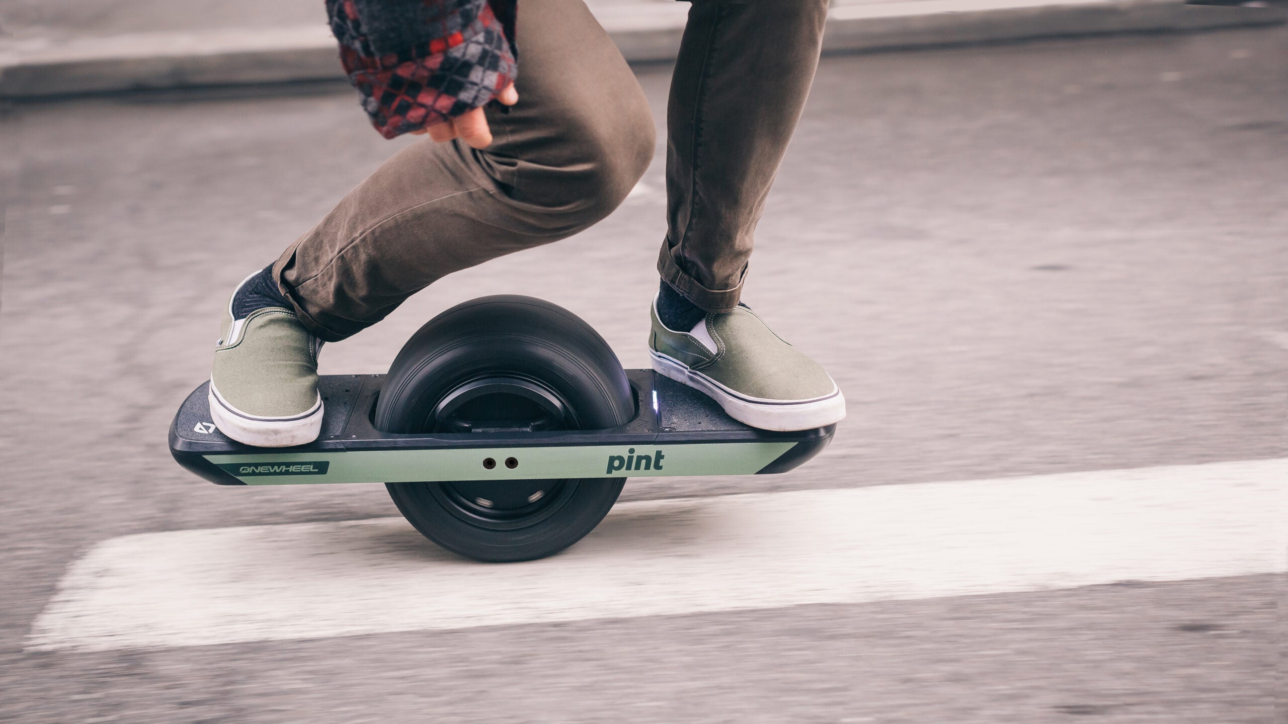 Article about What are the skateboards with one big wheel